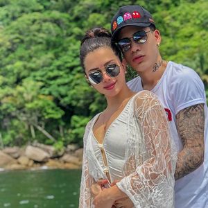 'É com o olho cheio de lágrimas venho informar todos vocês que eu e a Flávia não estamos mais juntos!', anunciou Kevinho