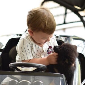 Andressa Suita mostra Gabriel com Pretinha, sua cachorrinha de estimação