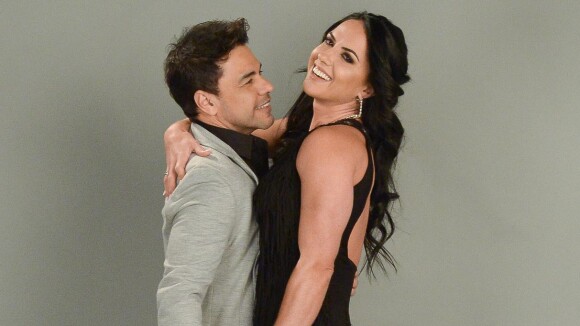 Zezé Di Camargo e Graciele Lacerda trocam beijos em ensaio fotográfico. Veja!