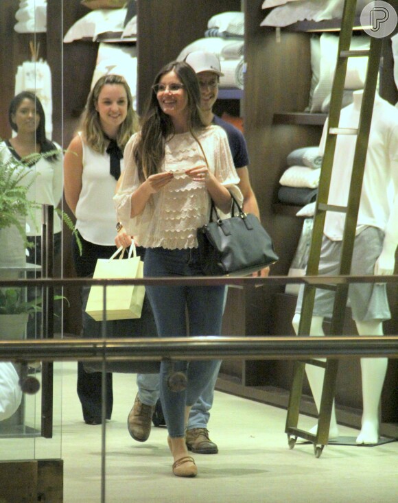 Camila Queiroz e Klebber Toledo passearam pelo shopping Village Mall, na Barra da Tijuca, zona oeste do Rio
