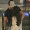 Camila Queiroz e Klebber Toledo ficaram abraçadinhos enquanto desciam a escada rolante do shopping