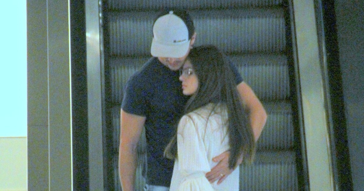 Camila Queiroz E Klebber Toledo Trocam Carinhos Em Passeio Por Shopping Fotos Purepeople