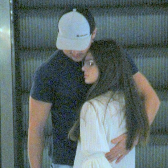 Camila Queiroz e Klebber Toledo passeram pelo shopping Village Mall, na Barra da Tijuca, zona oeste do Rio, nesta sexta-feira, 2 de novembro de 2018