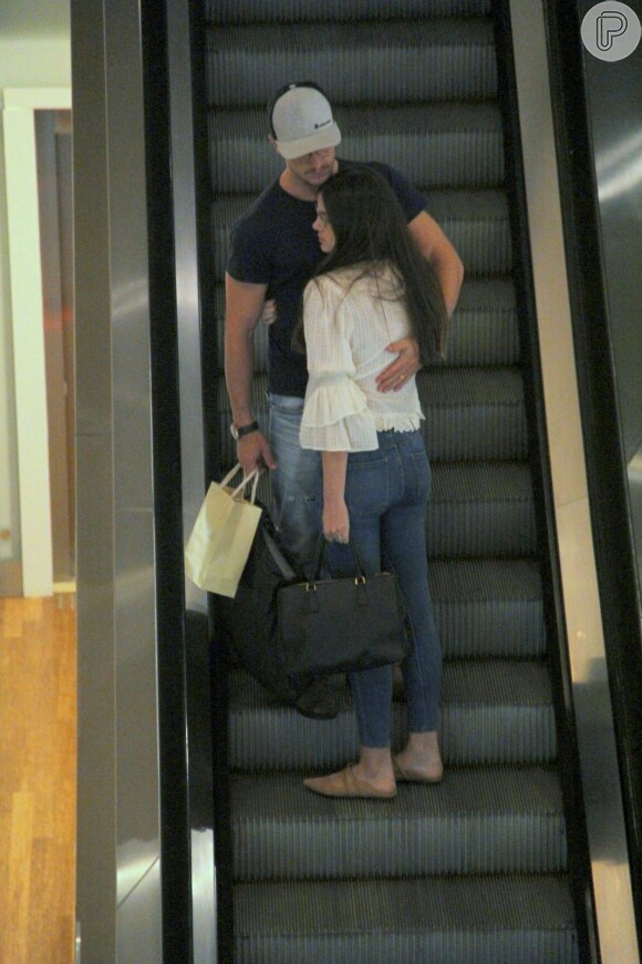 Camila Queiroz e Klebber Toledo protagonizaram momentos fofos enquanto passeavam pelo shopping