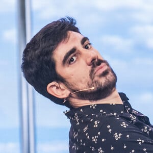 Marcelo Adnet acrescentou: 'Foi muito rápido e como estava sozinho sendo provocado por duas ou três pessoas, preferi manter a cabeça erguida e abraçar a criança porque é a resposta que posso dar'