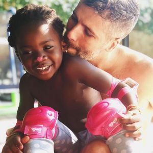 Bruno Gagliasso compartilha momento de diversão com a filha, Títi, em seu Instagram, em 3 de novembro de 2018