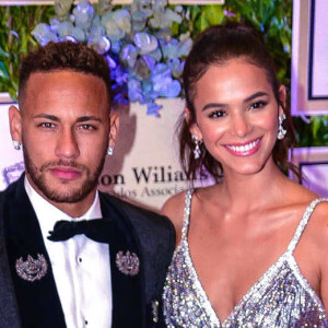 Neymar fez a alegria dos fãs por manter quadro com a imagem dele e da ex-namorada, Bruna Marquezine: 'Acredito muito no amor deles e sei que Deus está cuidando de tudo'