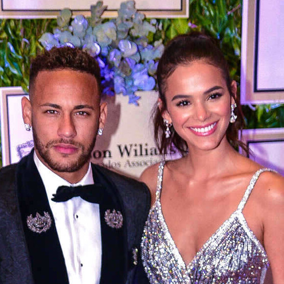 Neymar fez a alegria dos fãs por manter quadro com a imagem dele e da ex-namorada, Bruna Marquezine: 'Acredito muito no amor deles e sei que Deus está cuidando de tudo'