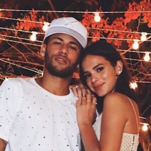 Bruna Marquezine negou que tenha se separado de Neymar porque não quis se mudar para Paris: 'Ninguém sabe o motivo, ninguém acertou'