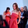 Alessandra Ambrosio cruzou o tapete vermelho do 71° Festival de Veneza nesta quinta-feira, 28 de agosto de 2014