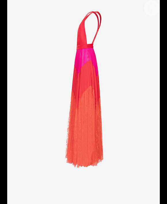 Vestido usado por Marina Ruy Barbosa possui decote profundo e saia plissada degradê nas cores vermelho, pink e laranja