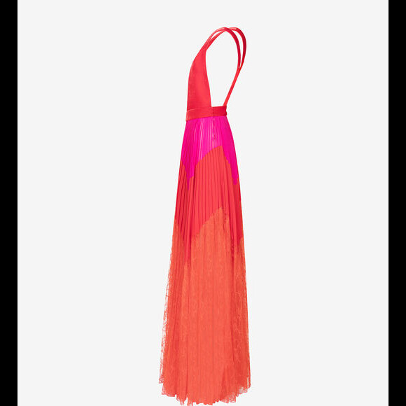 Vestido usado por Marina Ruy Barbosa possui decote profundo e saia plissada degradê nas cores vermelho, pink e laranja