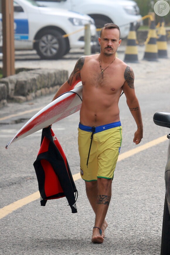 Paulinho Vilhena surfa na Prainha, Zona Oeste do Rio de Janeiro, em 29 de agosto de 2014