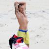 Paulinho Vilhena faz alongamento antes de surfar no Rio de Janeiro