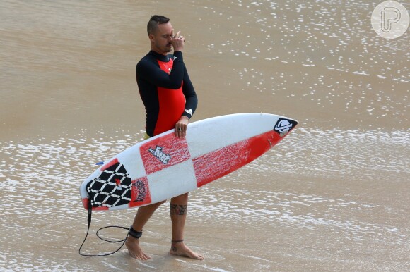 Paulinho Vilhena faz uma oração antes de começar a surfar