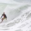 Paulinho Vilhena surfa na Prainha, Zona Oeste do Rio de Janeiro, em 29 de agosto de 2014