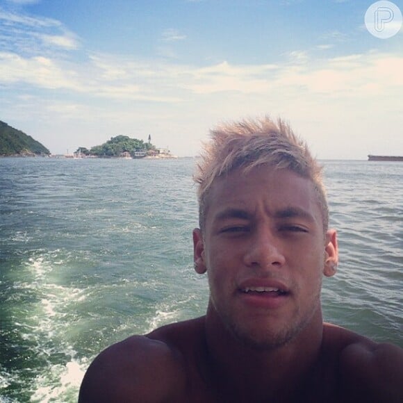 Neymar publica foto em passeio de barco