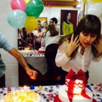 Alessandra Negrini, de 'Boogie Oogie', ganha festa surpresa de aniversário