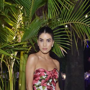 Camila coelho foi mais romântica, de longo tomara que caia floral