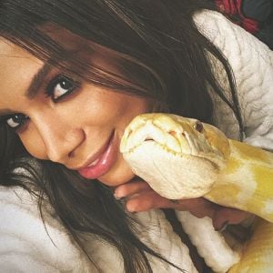 Anitta posa com cobra nos bastidores de novo clipe