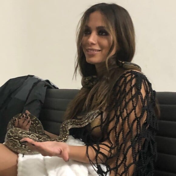 Anitta posa com cobra nos bastidores de novo clipe: 'Selfie com a amiga'. Foto!