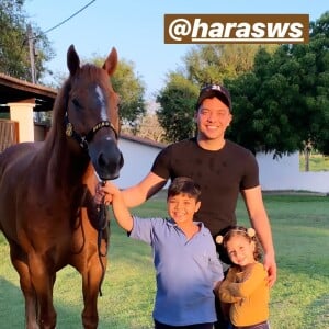 Wesley Safadão posa com os filhos e o cavalo de Dom