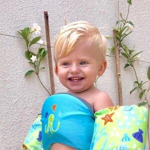 Enrico, filho de Karina Bacchi, curtiu a piscina em grande estilo