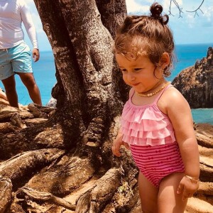 Madalena, filha de Bruno Gissoni e Yanna Lavigne, curtiu a praia com maiô estiloso