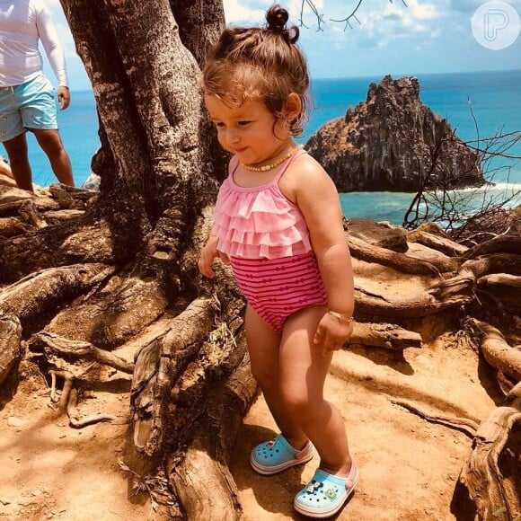 Madalena, filha de Bruno Gissoni e Yanna Lavigne, curtiu a praia com maiô estiloso