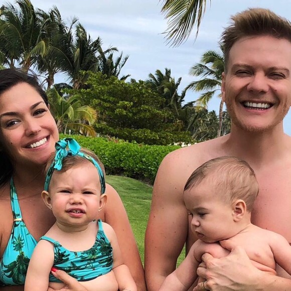 Melinda e Teodoro, filhos de Michel Teló e Thais Fersoza, usaram roupas de banho que são puro charme