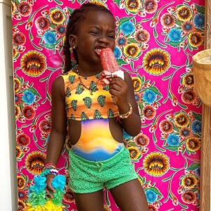 Títi, filha de Bruno Gagliasso e Giovanna Ewbank, usou look com estampa de cactos