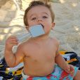 Rocco, filho de Rafa Brites e Felipe Andreoli, curtiu a praia com  bermuda de surfe 