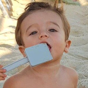 Rocco, filho de Rafa Brites e Felipe Andreoli, curtiu a praia com bermuda de surfe