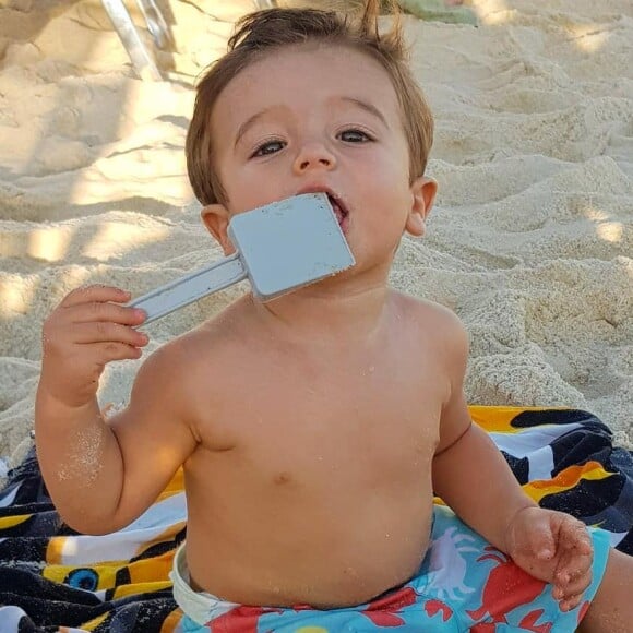 Rocco, filho de Rafa Brites e Felipe Andreoli, curtiu a praia com bermuda de surfe