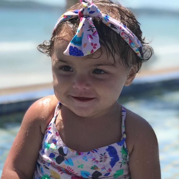 Maria, filha de Felipe Simas e Mariana Uhlmann, entrou na água cheia de estilo