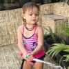 Sol de Maria, neta de Preta Gil, se divertiu na água com um look fofo