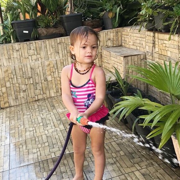 Sol de Maria, neta de Preta Gil, se divertiu na água com um look fofo