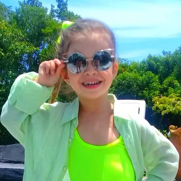 Valentina, filha de Mirella Santos e Ceará, roubou a cena com maiô verde neon