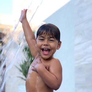 Henry, filho de Simone e Kaká Diniz, curtiu a piscina com bermuda de surfe