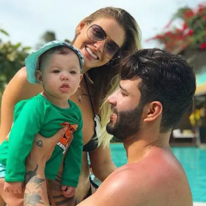 Filho de Gusttavo Lima e Andressa Suita, Gabriel usou uma roupa com manga e chapéu