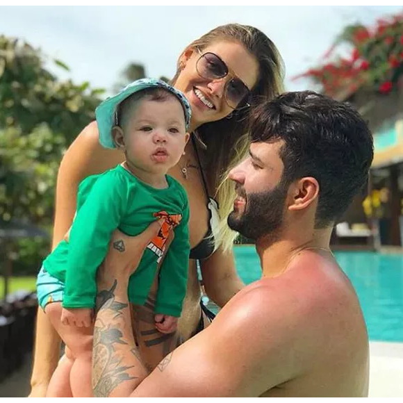 Filho de Gusttavo Lima e Andressa Suita, Gabriel usou uma roupa com manga e chapéu