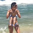 Nina, filha de Carol Castro e  Felipe Prazeres, usou look fofo na praia 