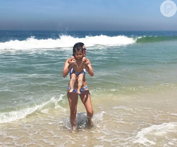Nina, filha de Carol Castro e Felipe Prazeres, usou look fofo na praia