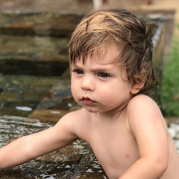 Júlio, filho de Bruna Hamú e Diego Moregola, encantou a web com look fofo