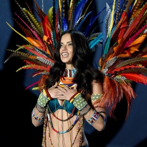 Adriana Lima se emociona em desfile da Victoria's Secret e sinaliza saída na web