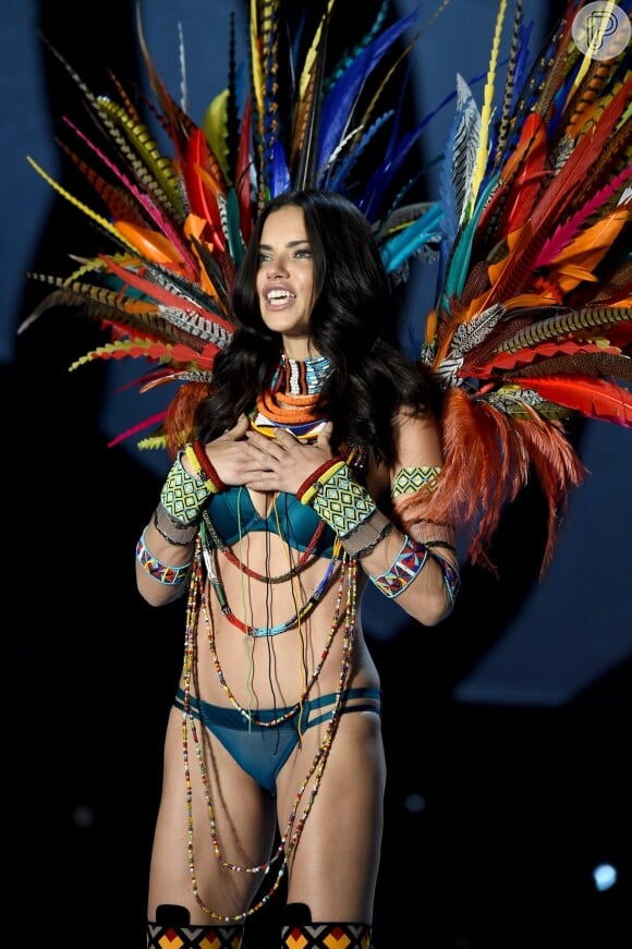 Adriana Lima se emociona em desfile da Victoria's Secret e sinaliza saída na web