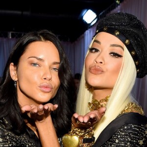 Adriana Lima posou com Rita Ora nos bastidores do desfile deste ano