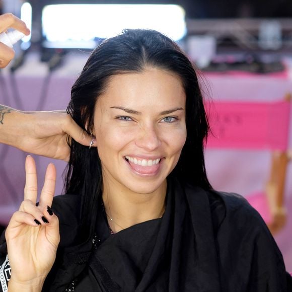 Adriana Lima ficou bastante emocionada ao cruzar a passarela da marca Victoria's Secret