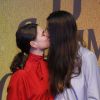 Bruna Linzmeyer e Priscila Visman se beijam em festa de 'O Sétimo Guardião'