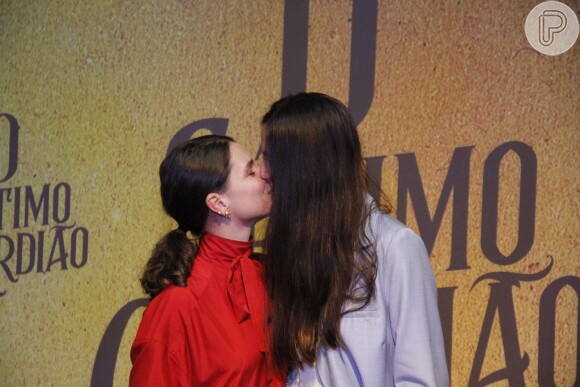Bruna Linzmeyer e Priscila Visman se beijam em festa de 'O Sétimo Guardião'